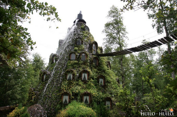 <strong>A magical wooden hotel, a castle in a fairy tale forest</strong>