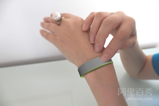 Couple smart sensing bracelet, can convey emotions even when not together